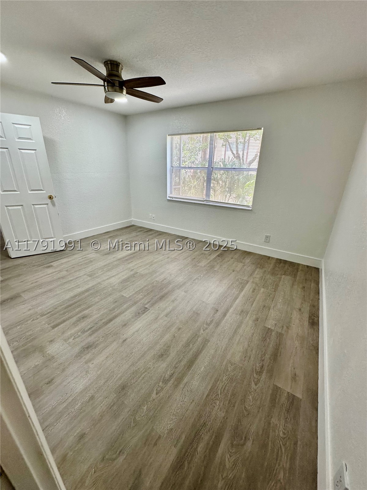 6201 N Falls Cir Dr 212 Property Photo 10