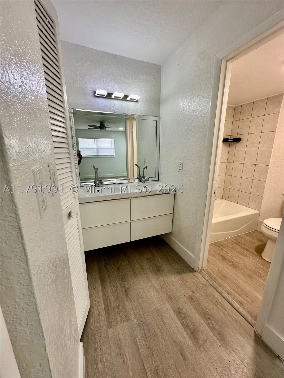 6201 N Falls Cir Dr 212 Property Photo 11