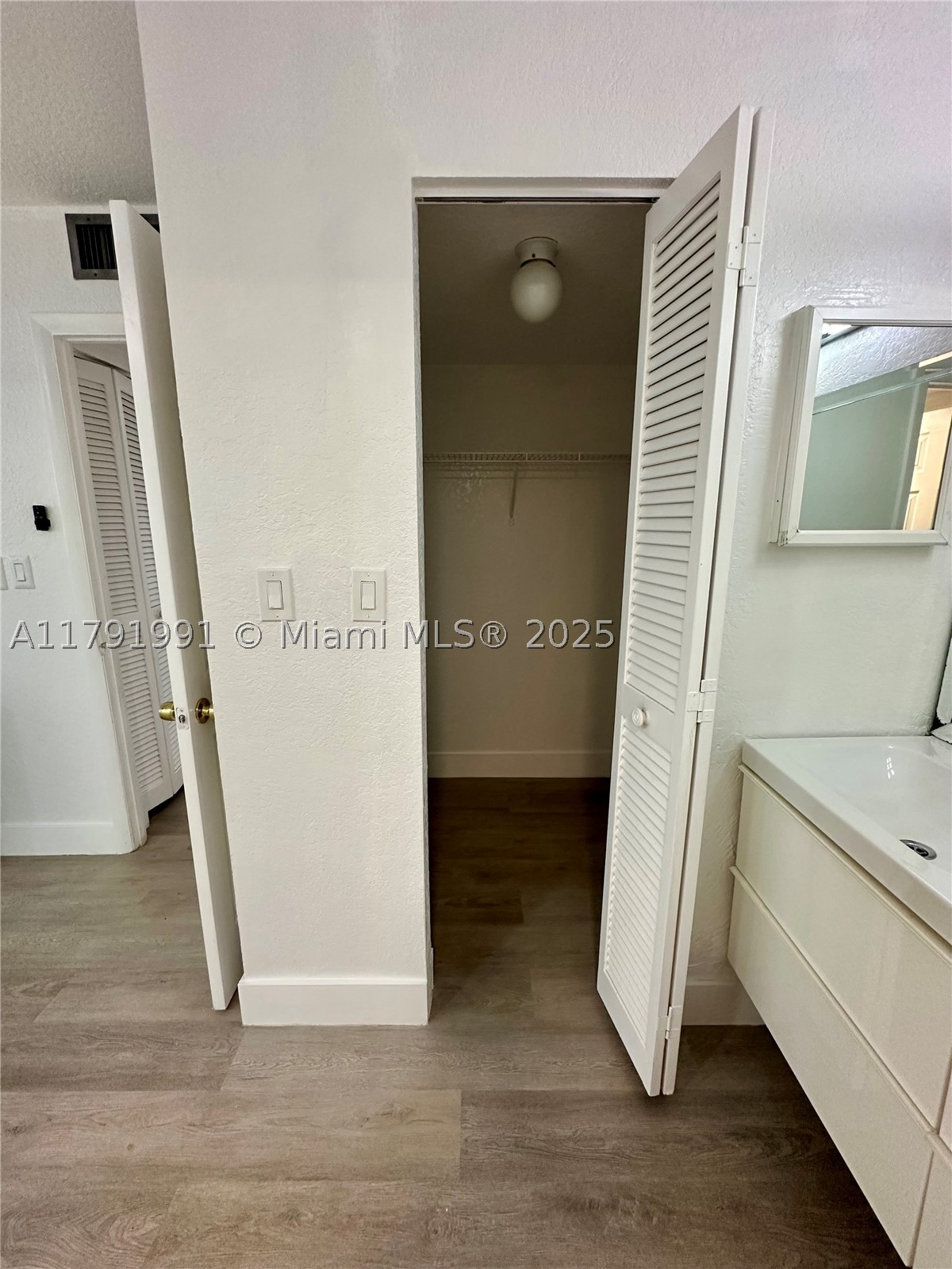 6201 N Falls Cir Dr 212 Property Photo 13