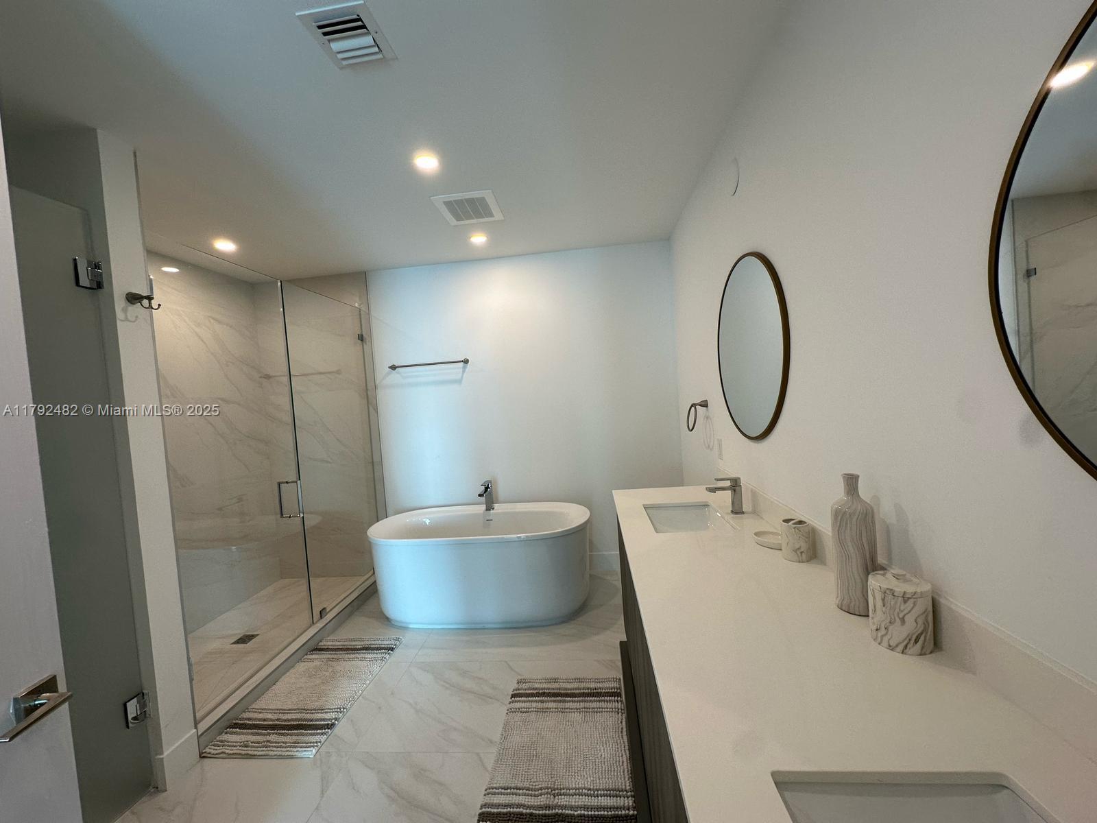 17550 Collins Ave 902 Property Photo 11