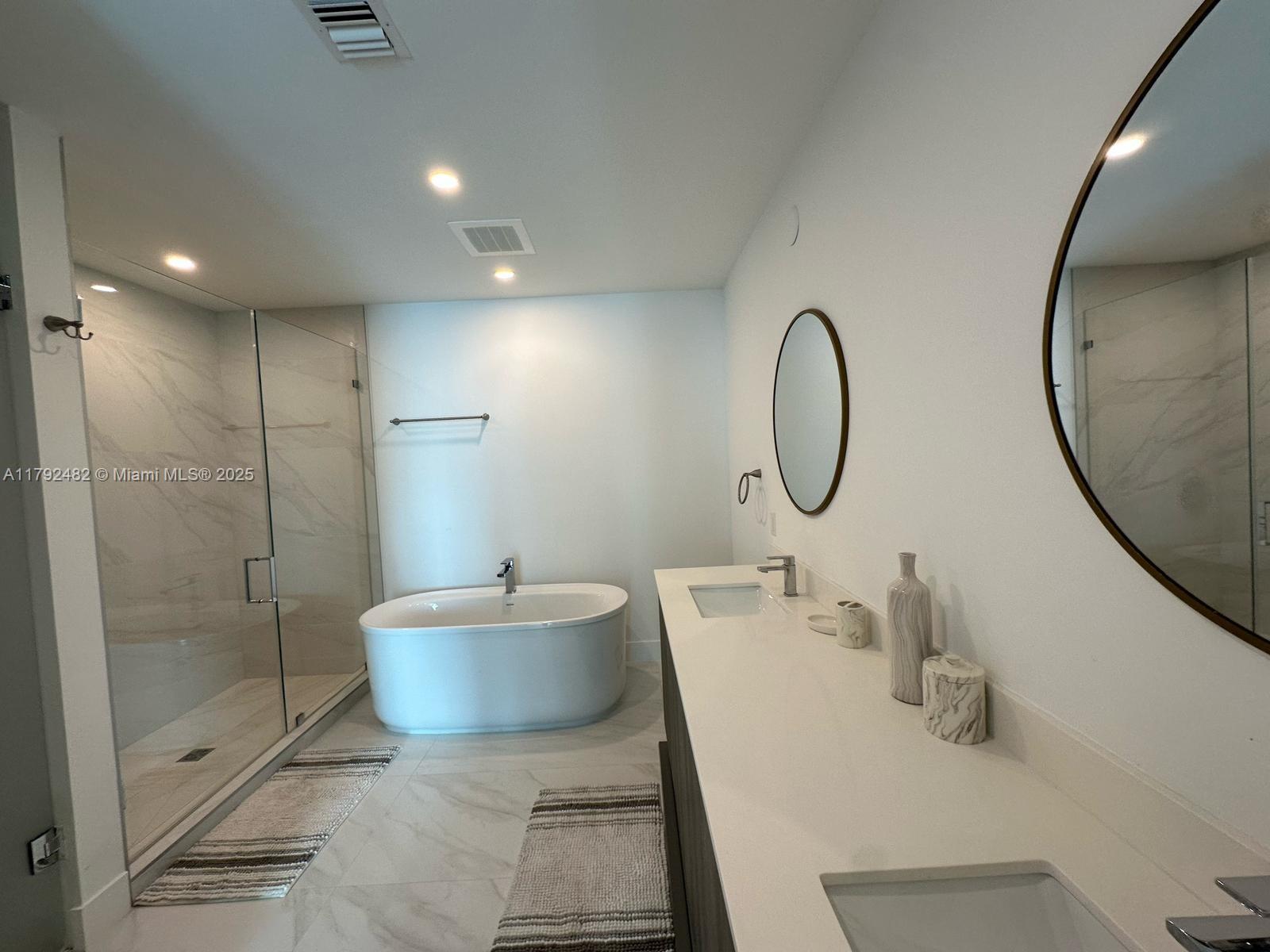 17550 Collins Ave 902 Property Photo 13