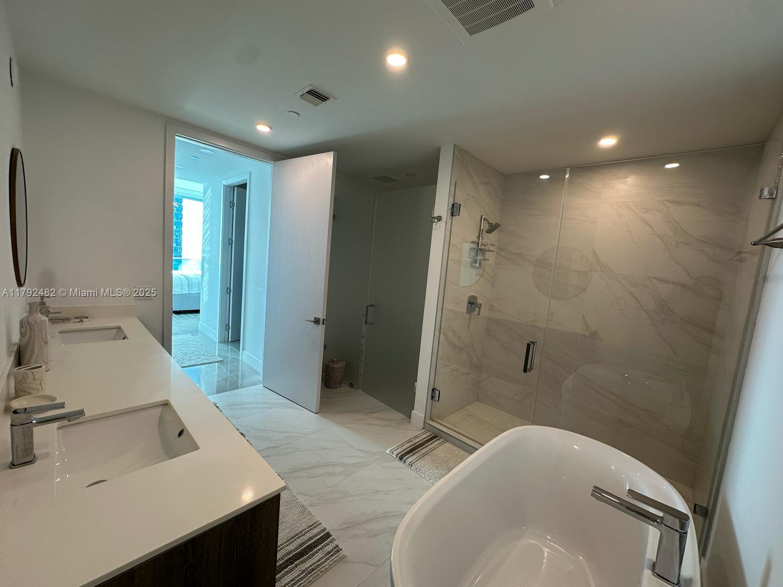 17550 Collins Ave 902 Property Photo 14