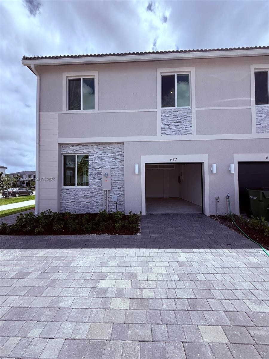 692 Se 13 Ct Property Photo 1