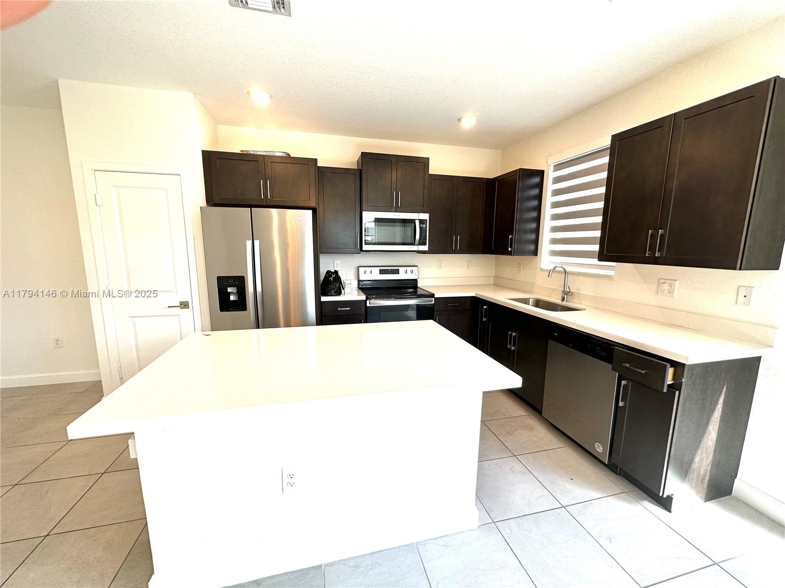 2418 Se 10th Ct Property Photo 3