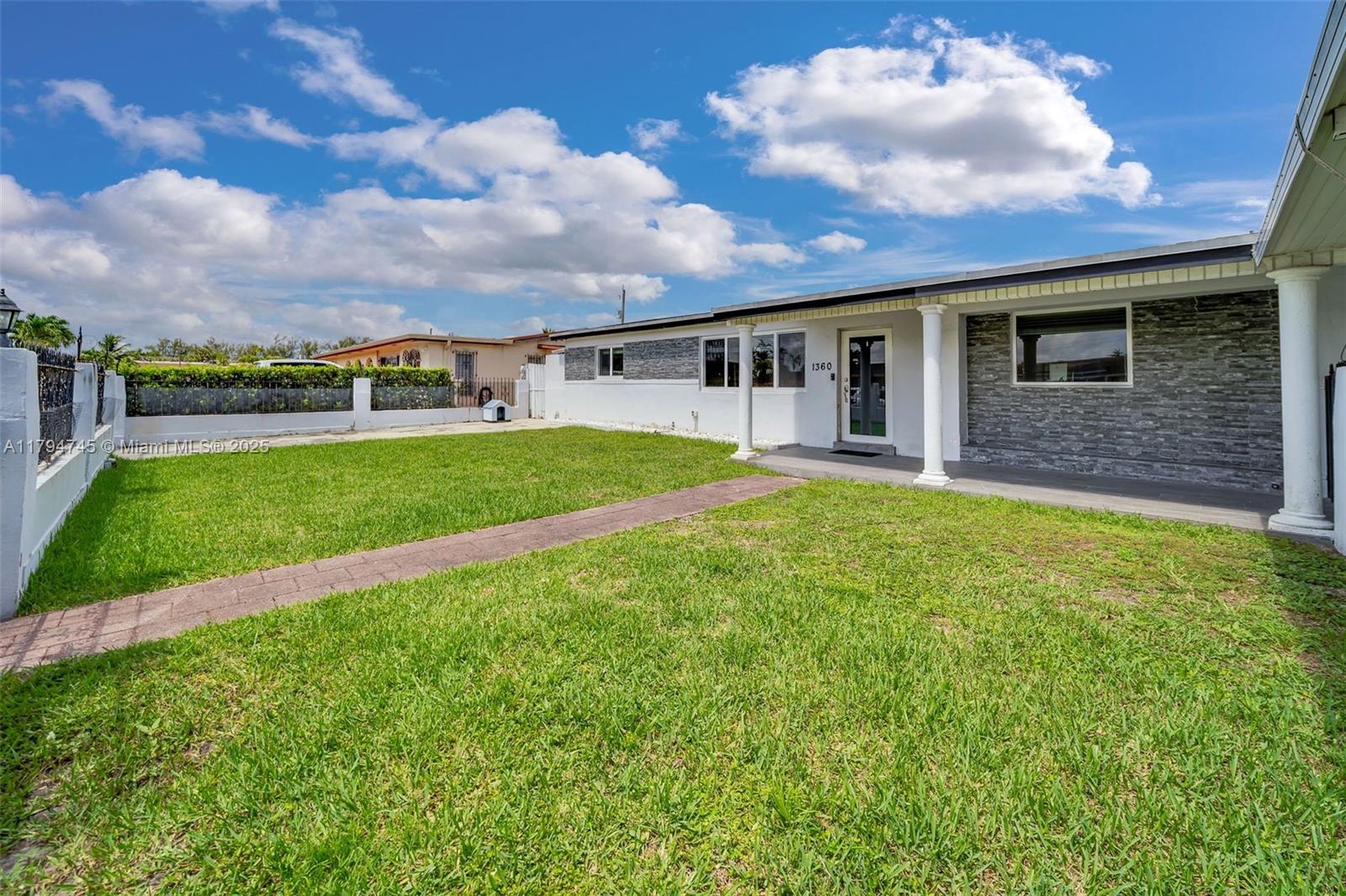 1360 W 4th Ln Property Photo 1