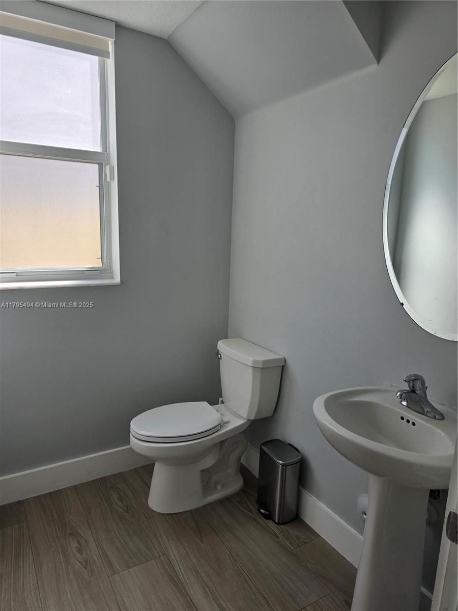 1437 Se 27th Ter . Property Photo 15