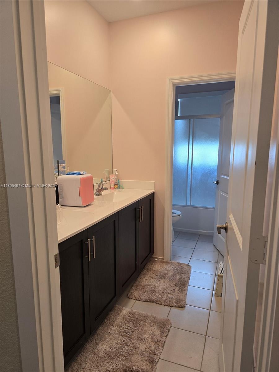 1437 Se 27th Ter . Property Photo 18