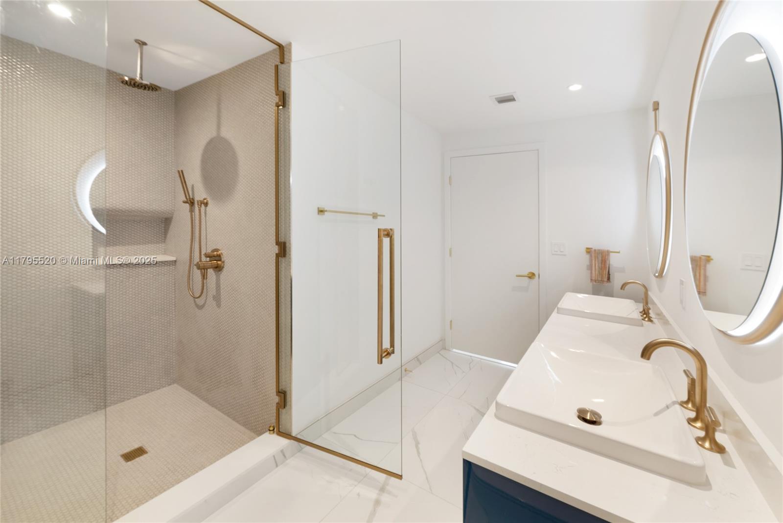 2678 Tigertail Ave 1205 Property Photo 9