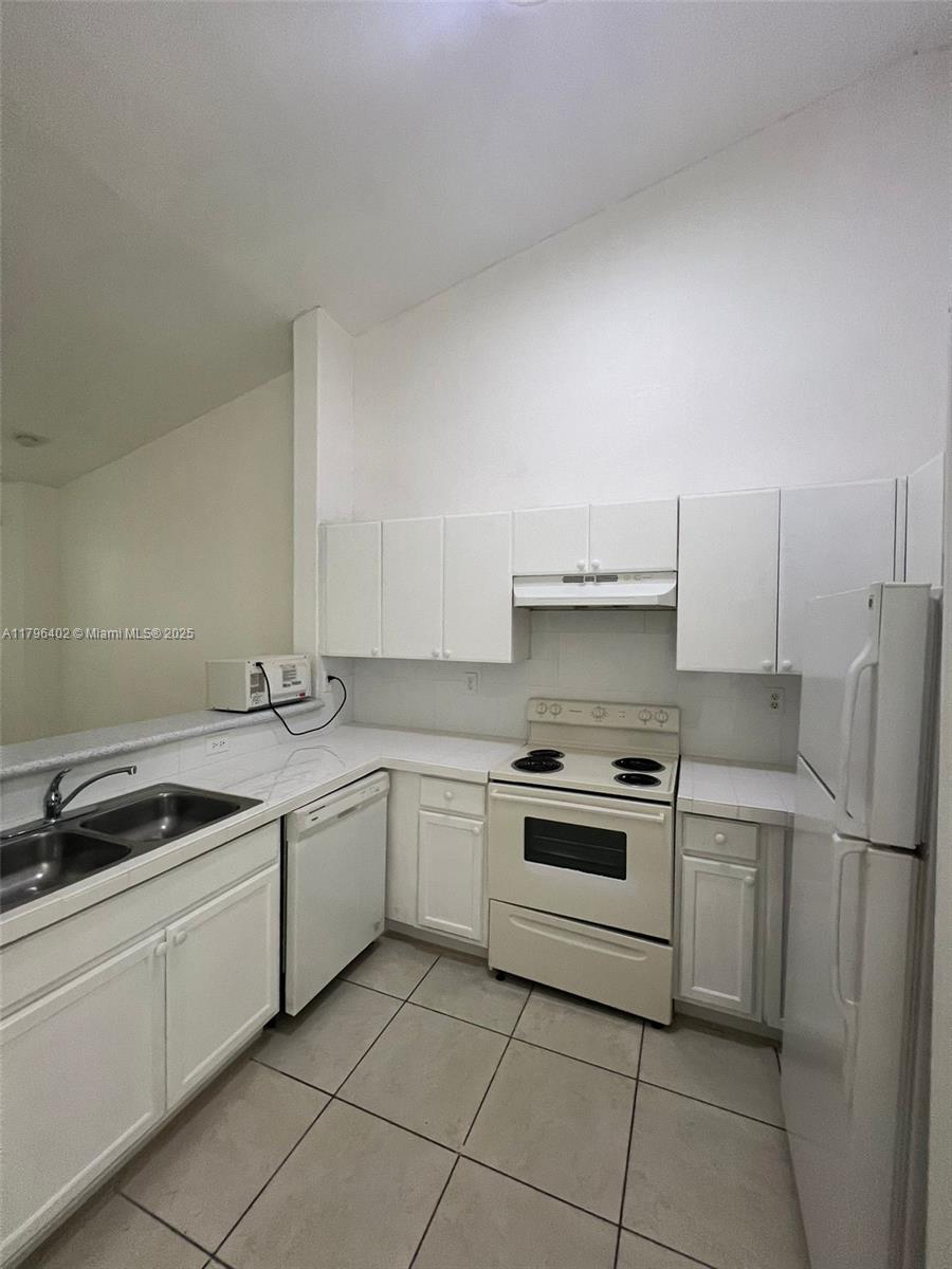 1661 SE 28th St 206 Property Photo 1