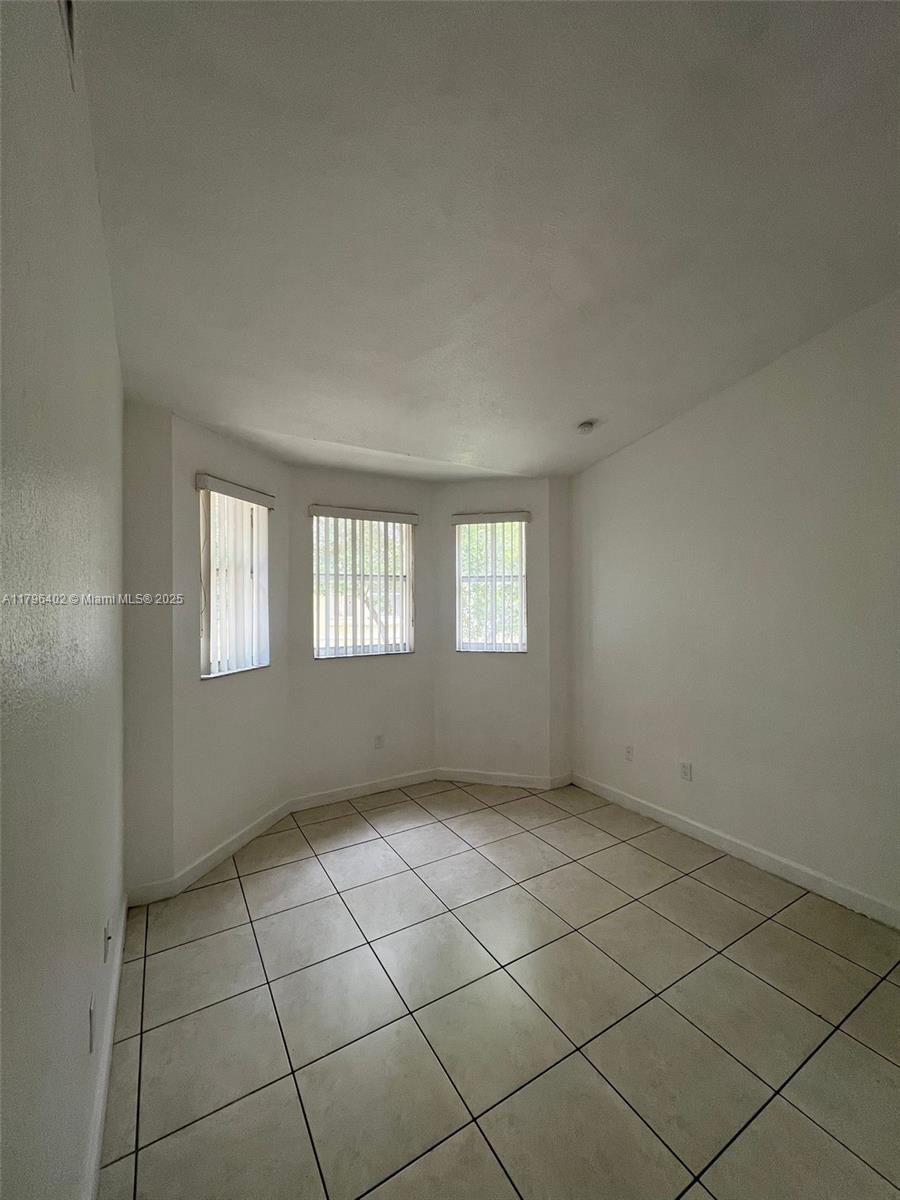 1661 Se 28th St 206 Property Photo 2