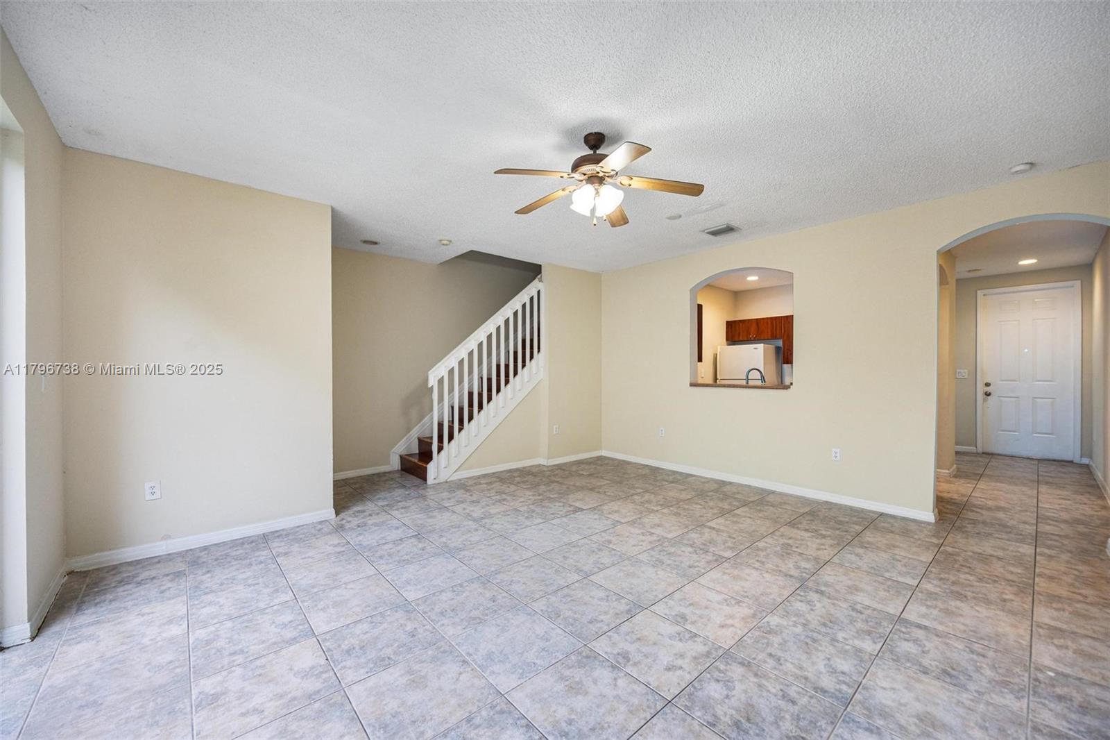 2252 Ne 42nd Cir Property Photo 4