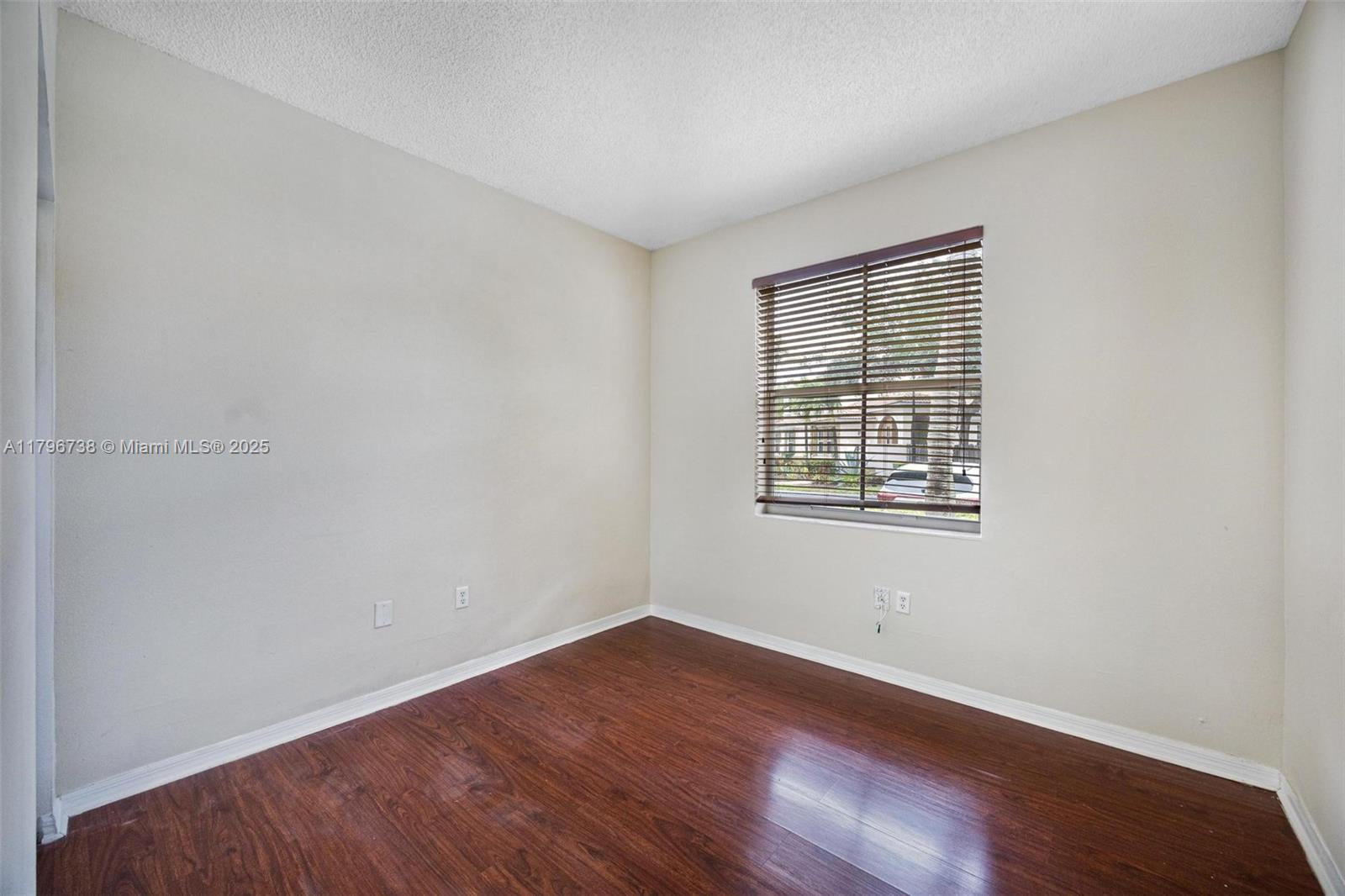 2252 Ne 42nd Cir Property Photo 6