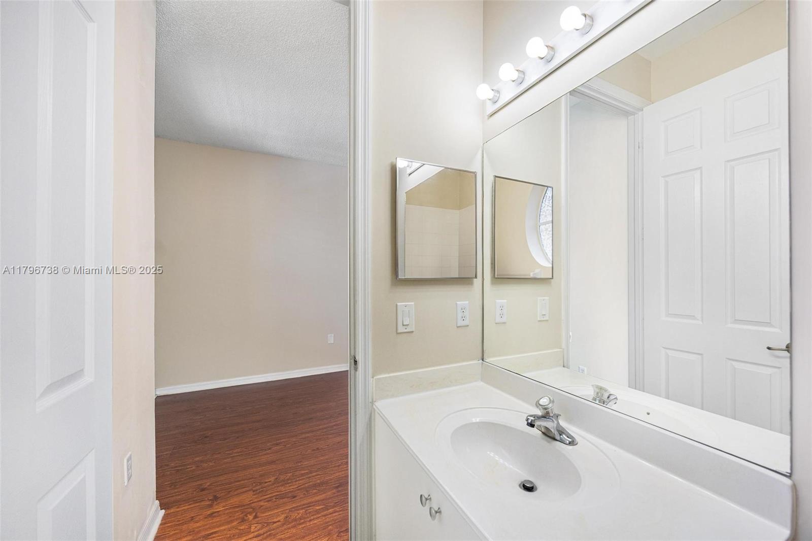 2252 Ne 42nd Cir Property Photo 28