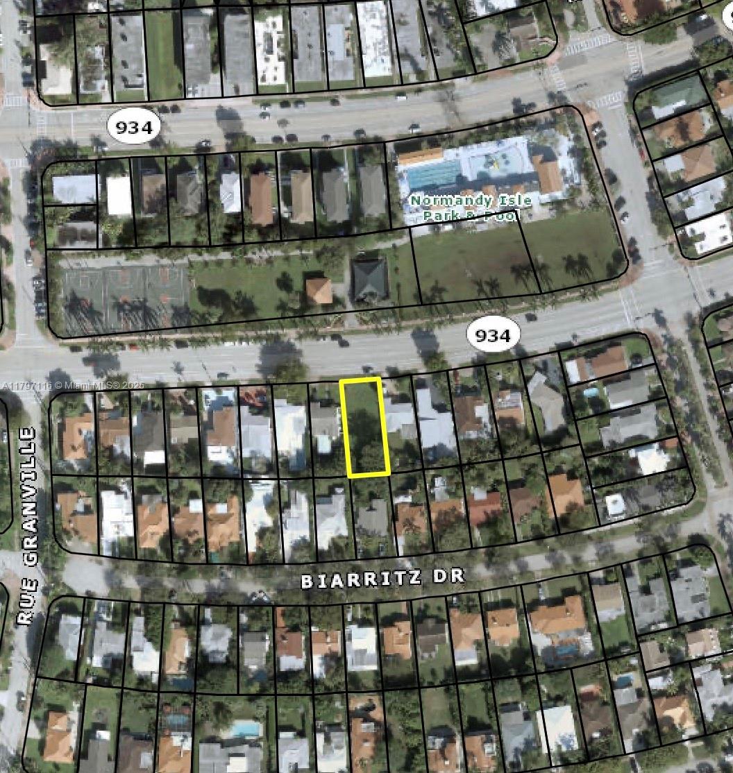 1760 71st St Property Photo 3