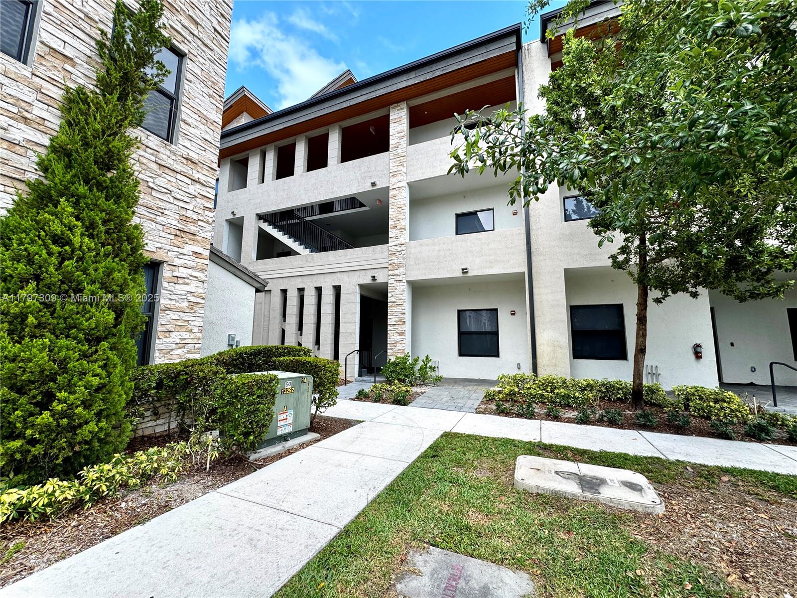 8175 Nw 104th Ave 21 Property Photo 2