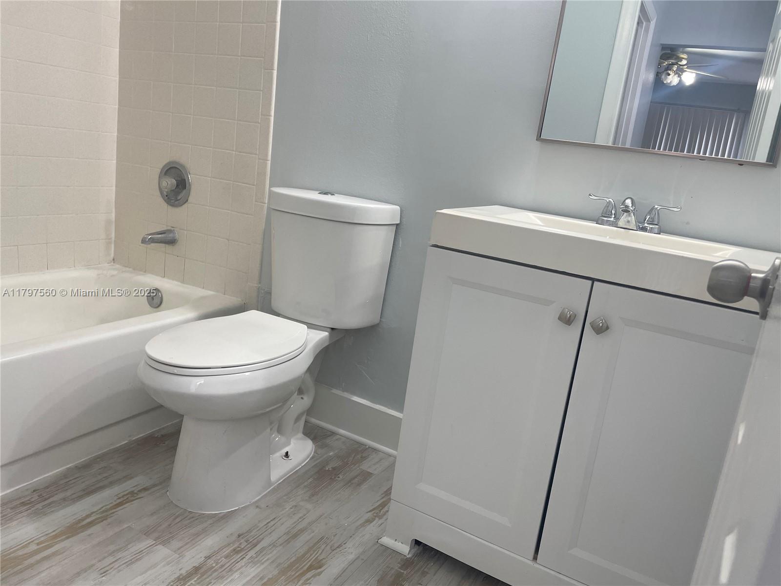 1190 Washington Cir 1190d Property Photo 14