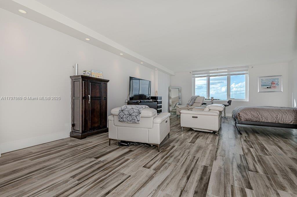 2301 Collins Ave 1532 Property Photo 4