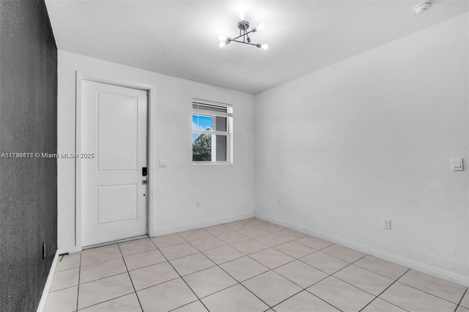 1871 Se 9th Ter Property Photo 3