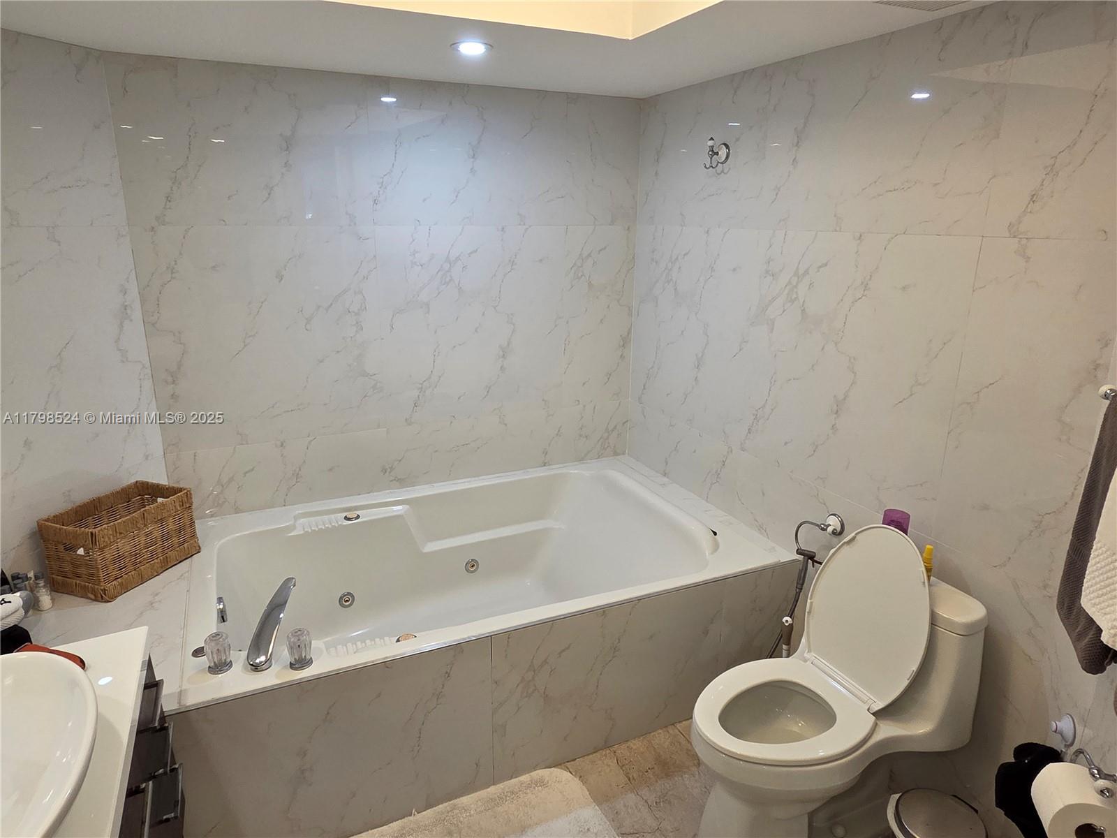 16425 Collins Ave 312 Property Photo 17