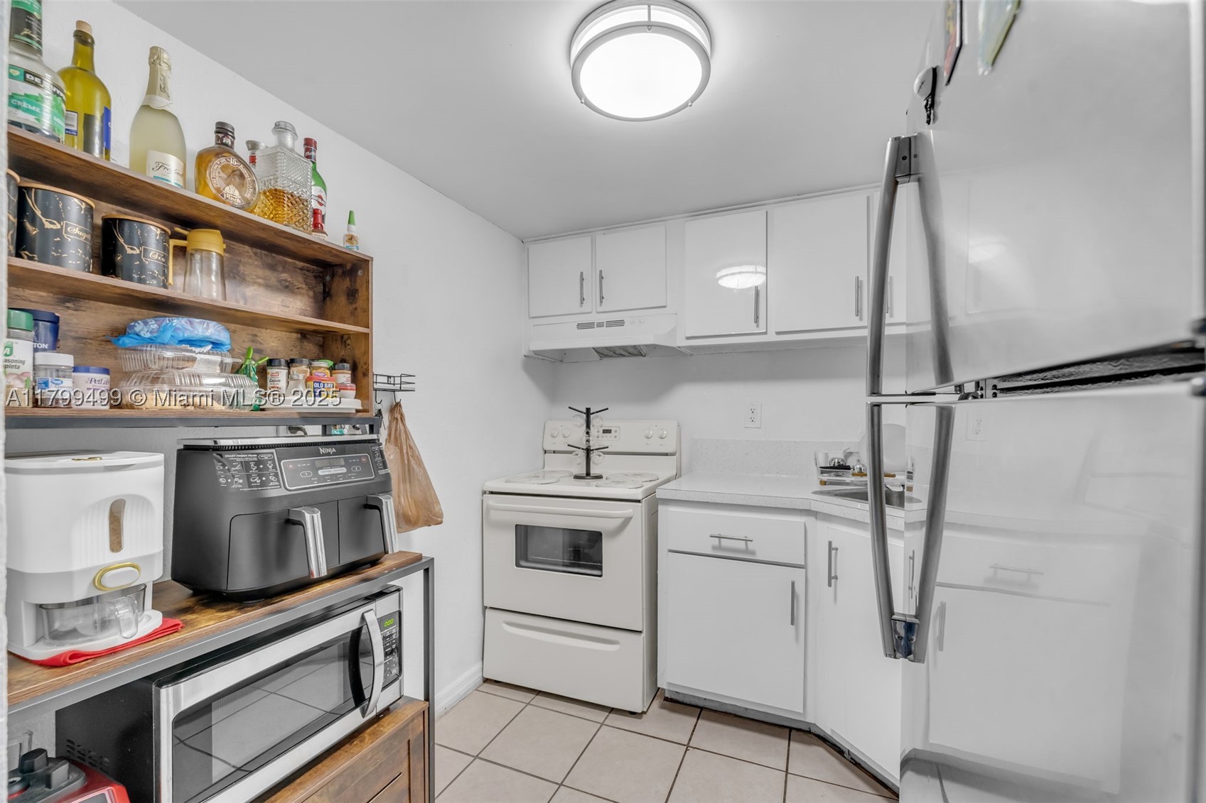 4550 Nw 9th St 106e Property Photo 2