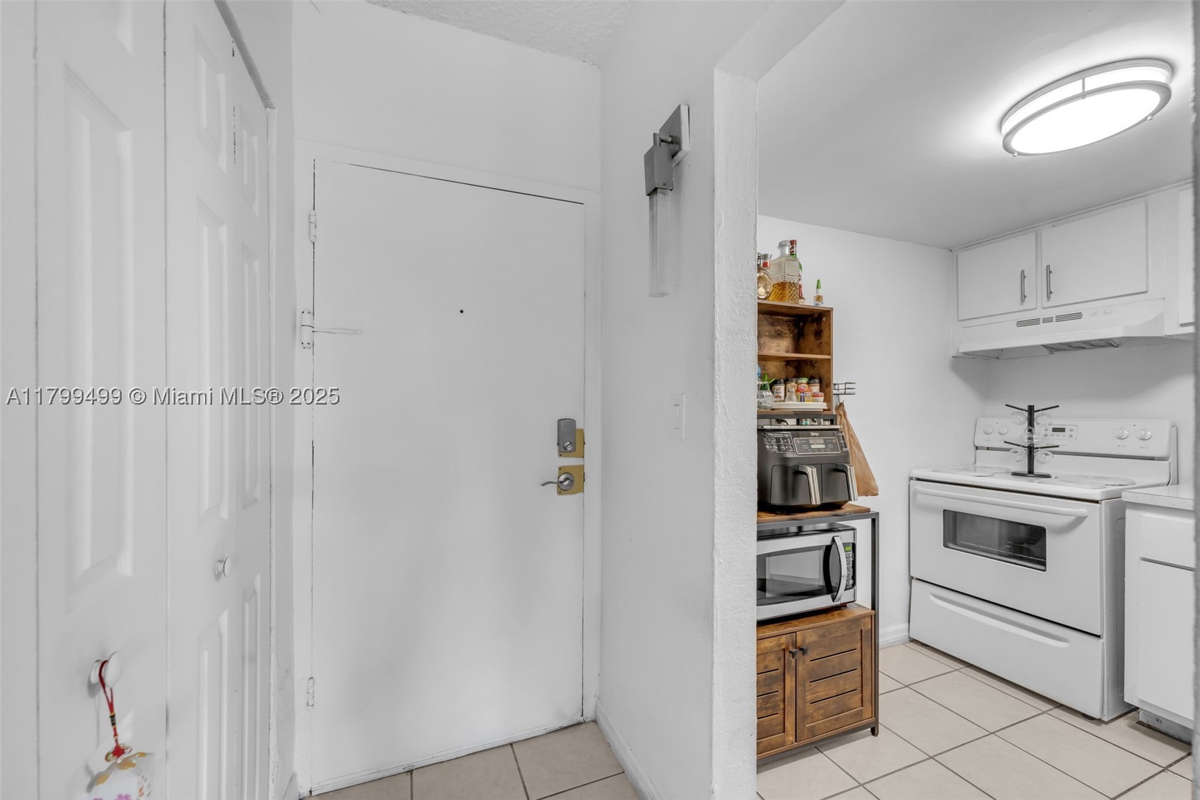 4550 Nw 9th St 106e Property Photo 3