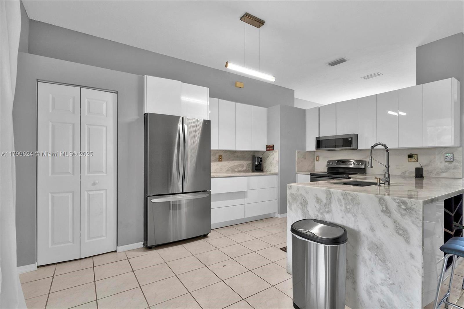 2625 Se 5th Ct Property Photo 1