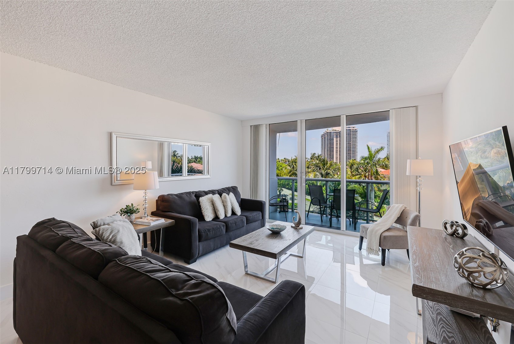 19370 Collins Ave 324 Property Photo 12