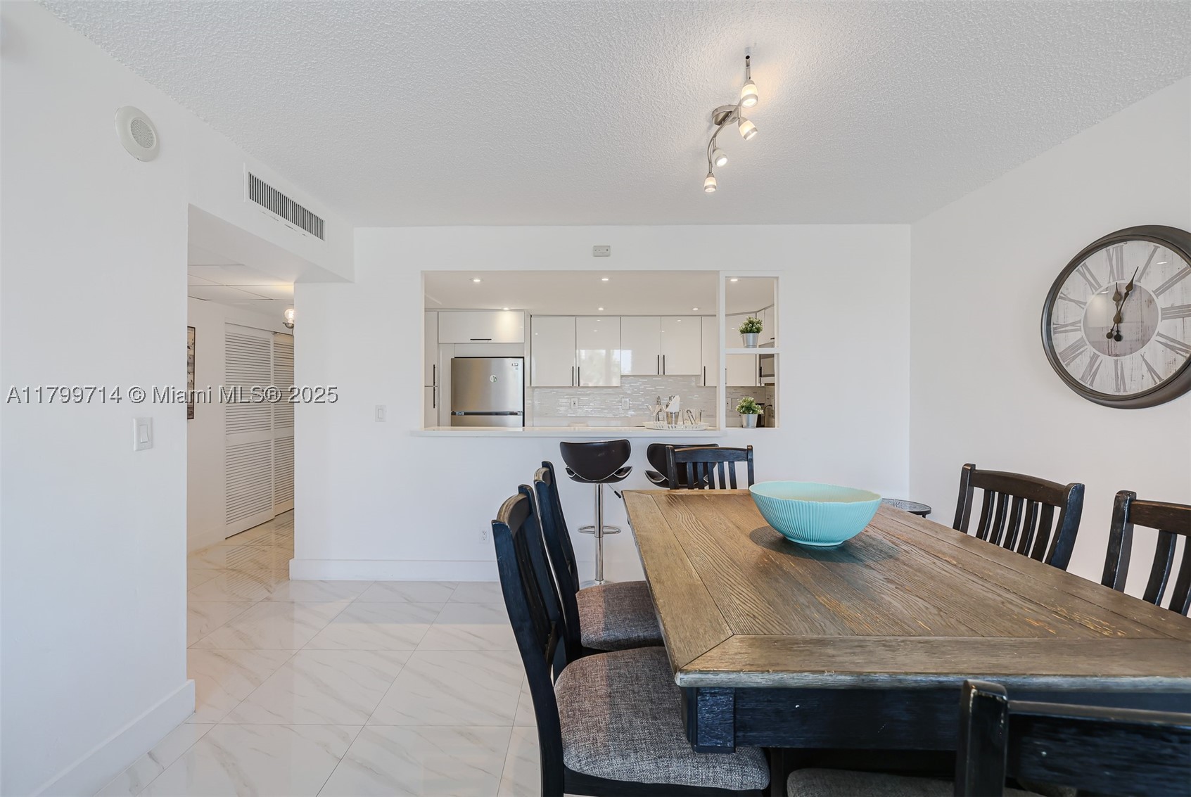 19370 Collins Ave 324 Property Photo 16