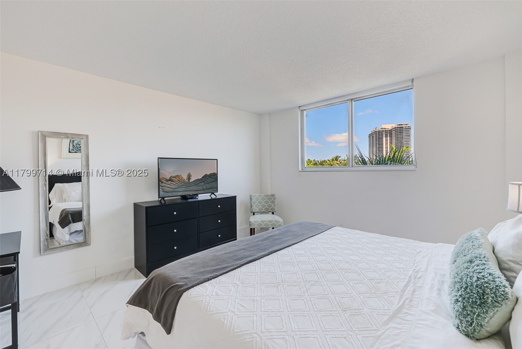 19370 Collins Ave 324 Property Photo 24