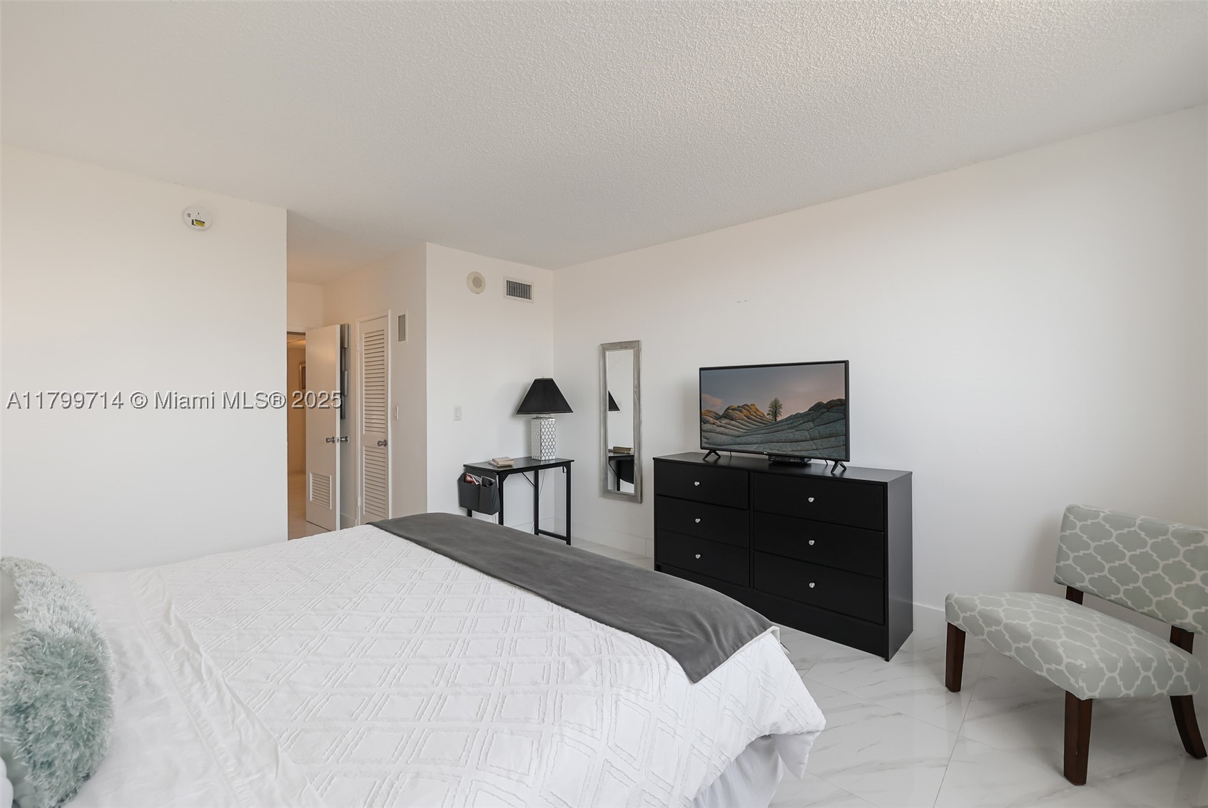 19370 Collins Ave 324 Property Photo 25