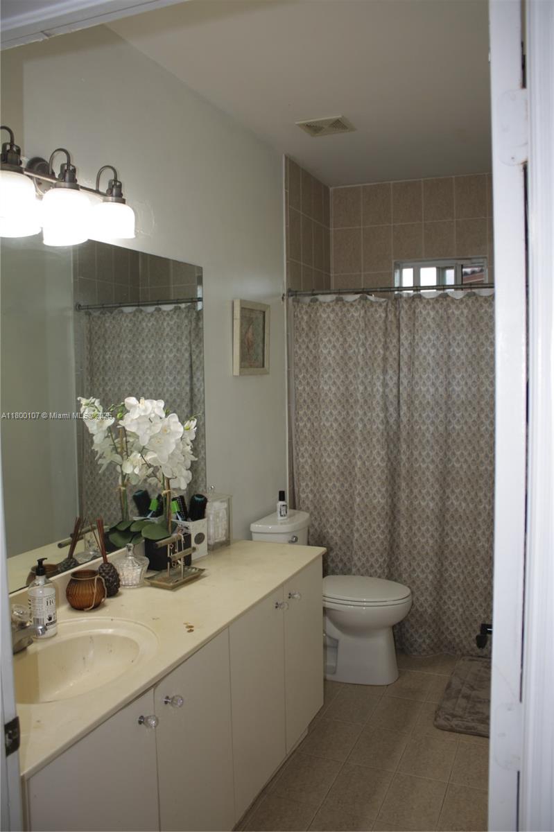 909 Ne 41st Ter 909 Property Photo 6