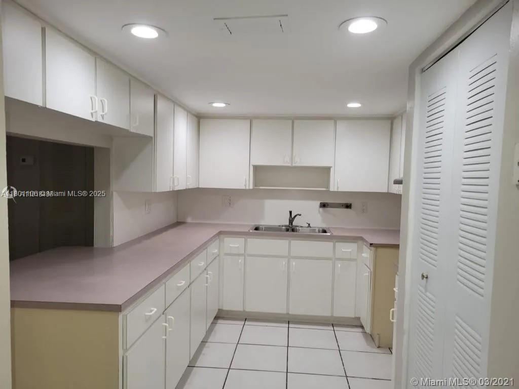 1900 W 68th St G200 Property Photo
