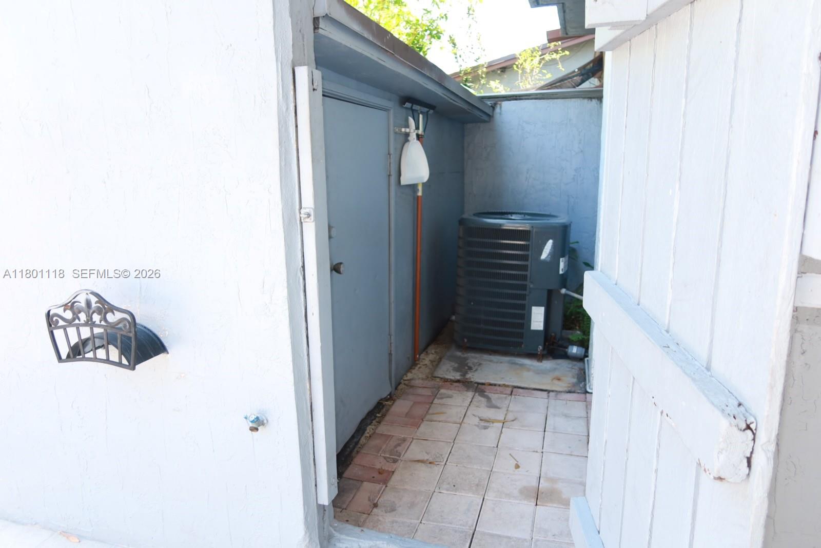 8098 Nw 99th Ter Property Photo 5