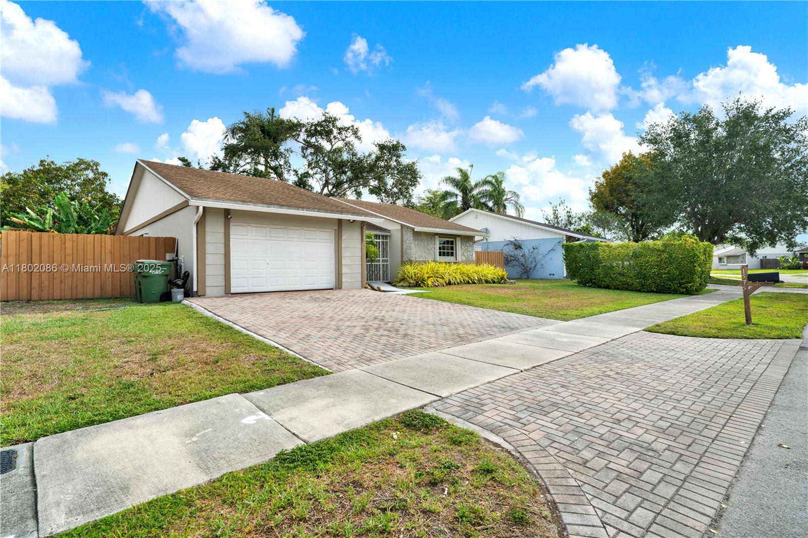 1575 N Goldeneye Ln Property Photo 3