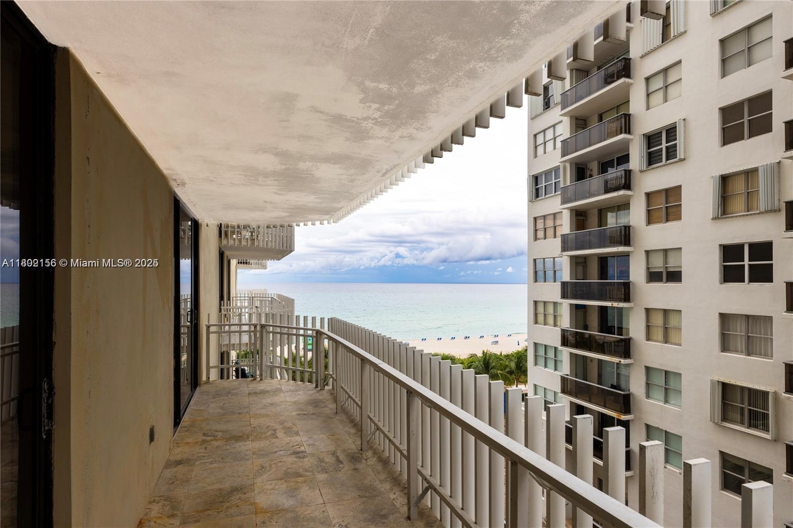 6061 Collins Ave 7d Property Photo 2