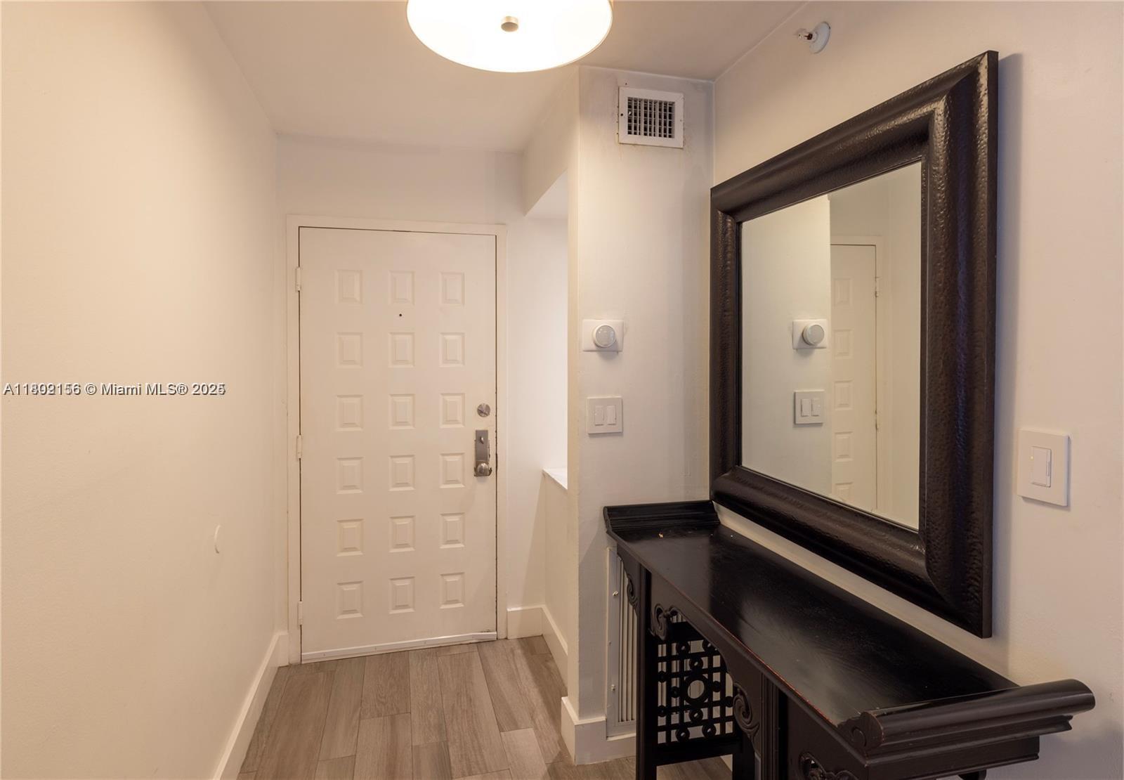 6061 Collins Ave 7d Property Photo 4