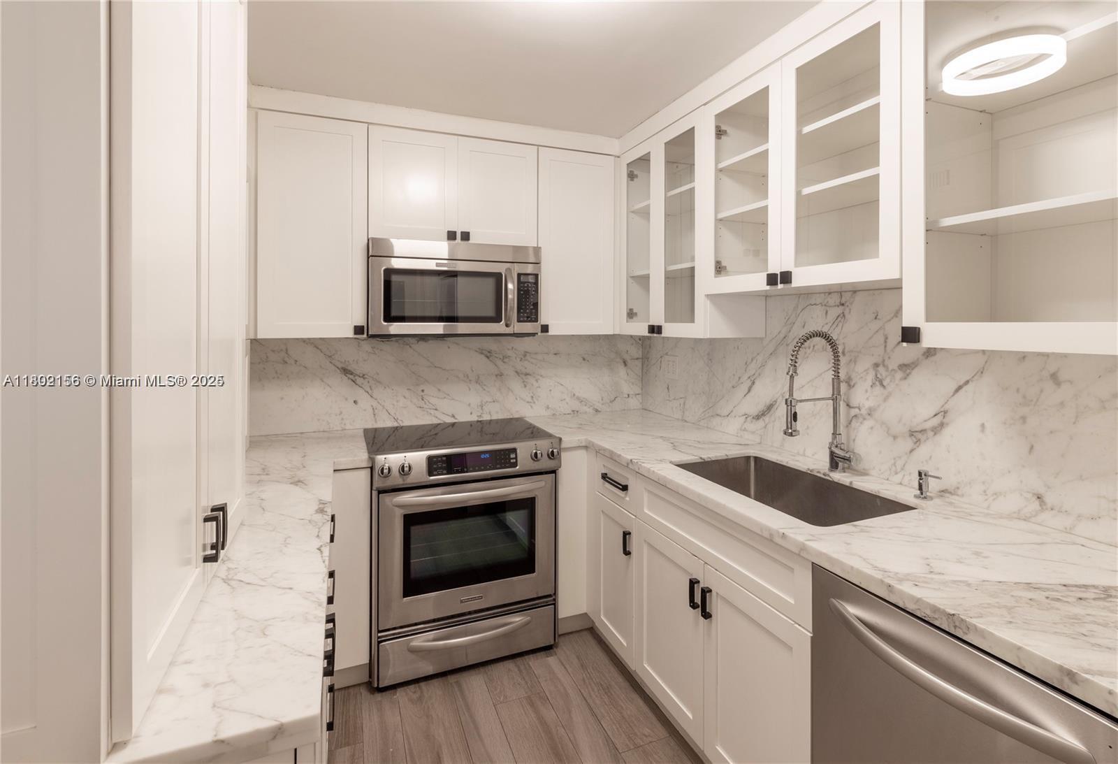 6061 Collins Ave 7d Property Photo 7