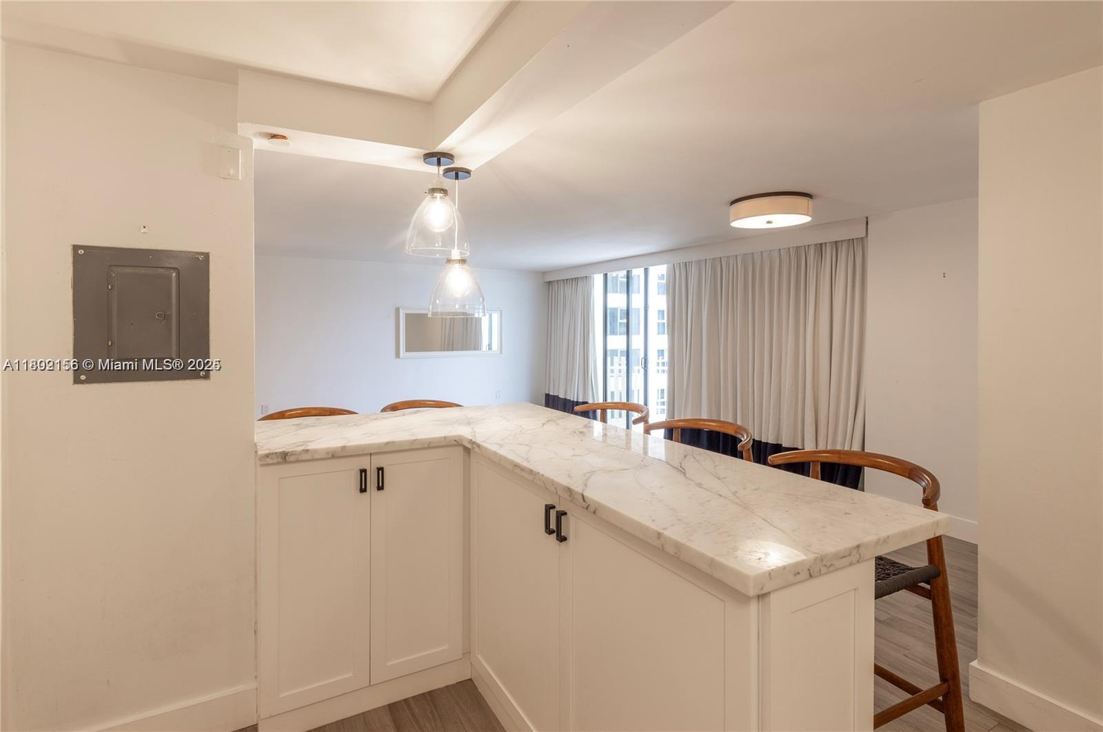 6061 Collins Ave 7d Property Photo 10