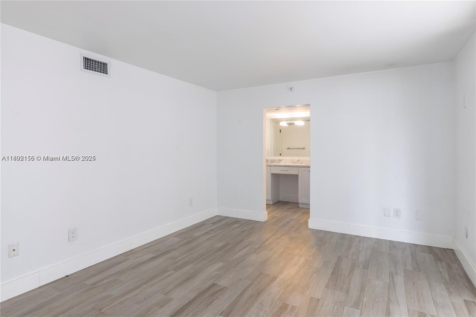 6061 Collins Ave 7d Property Photo 17