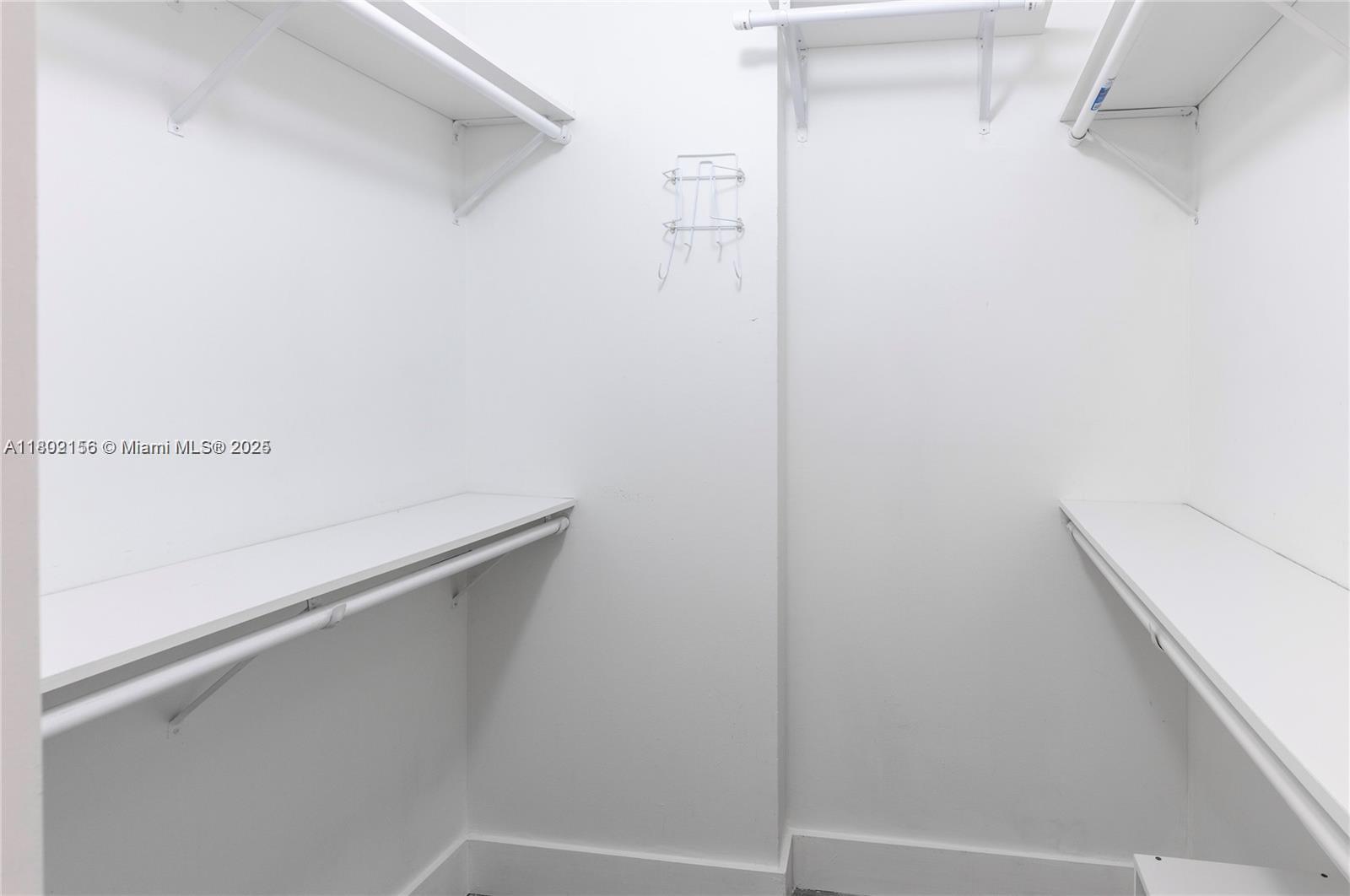 6061 Collins Ave 7d Property Photo 21