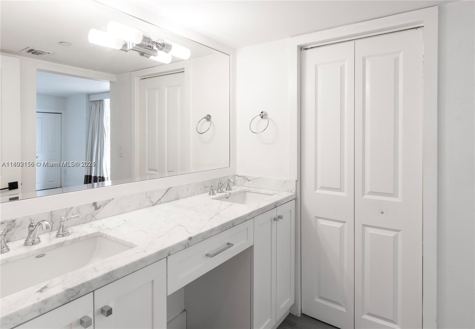 6061 Collins Ave 7d Property Photo 22