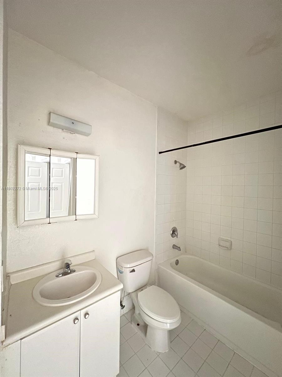 1662 Se 27th Dr 103 Property Photo 9