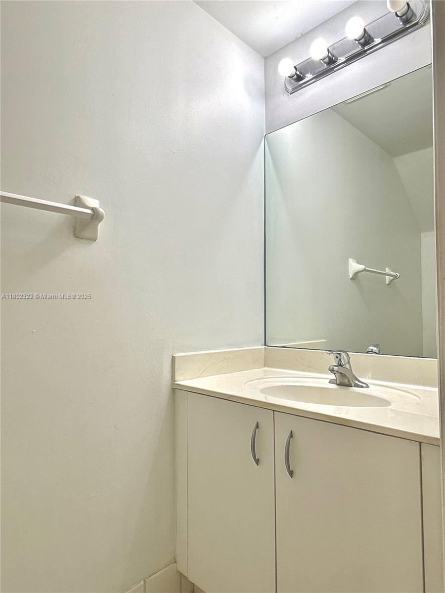 947 Ne 42nd Ter 947 Property Photo 7