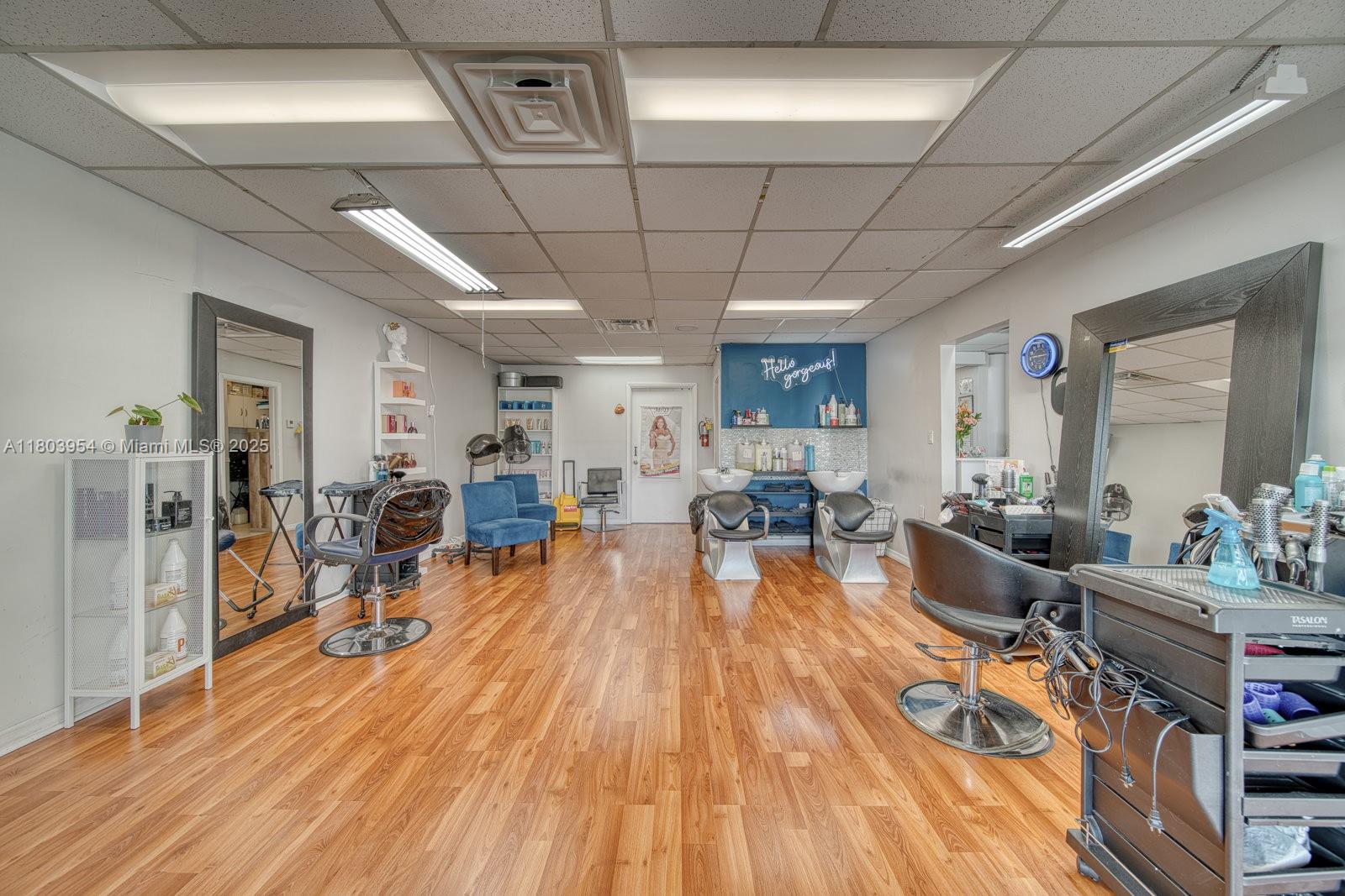 Stylish Beauty Salon in Prime Tamiami Park/FIU Campus Area Property Photo 1
