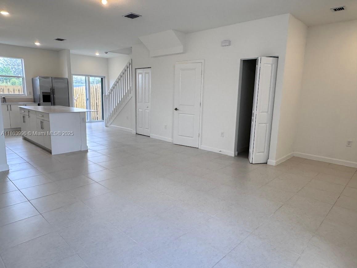 1182 Se Palm Terrace . Property Photo 3