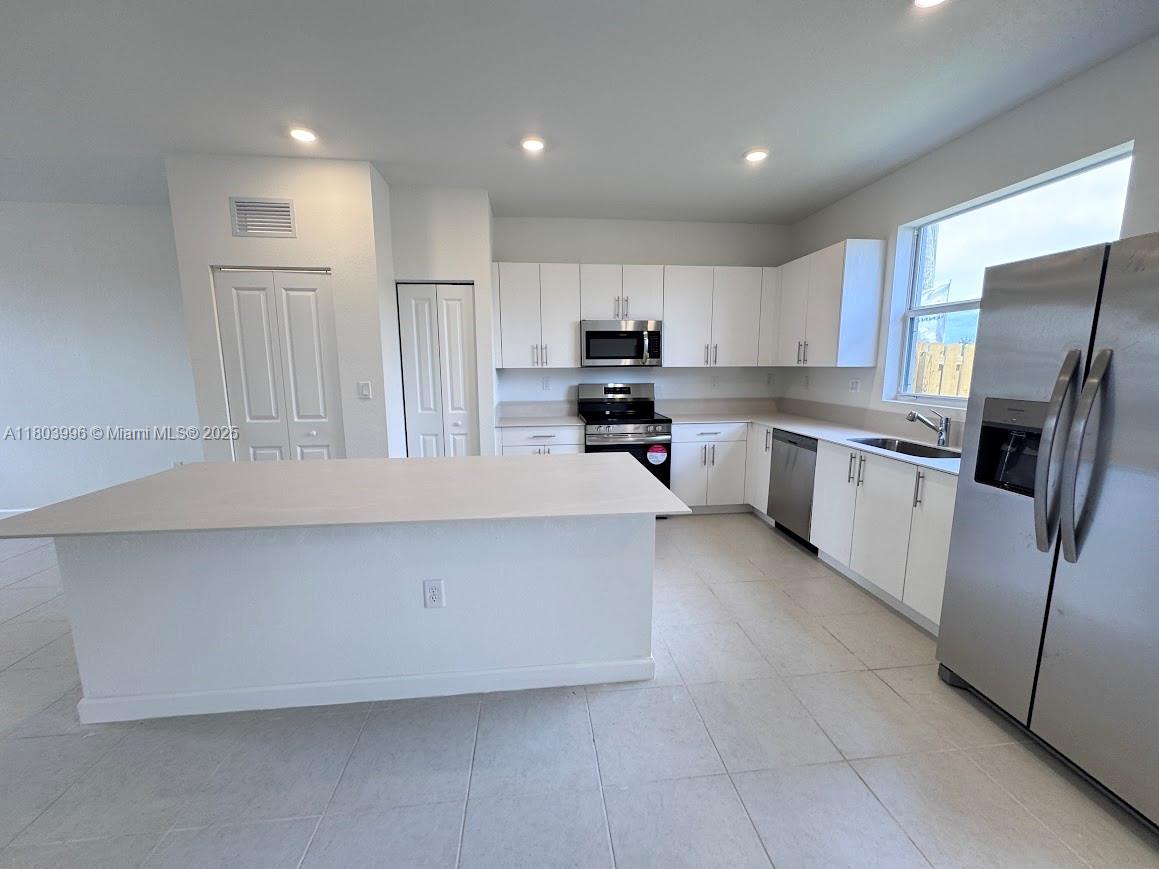 1182 Se Palm Terrace . Property Photo 6