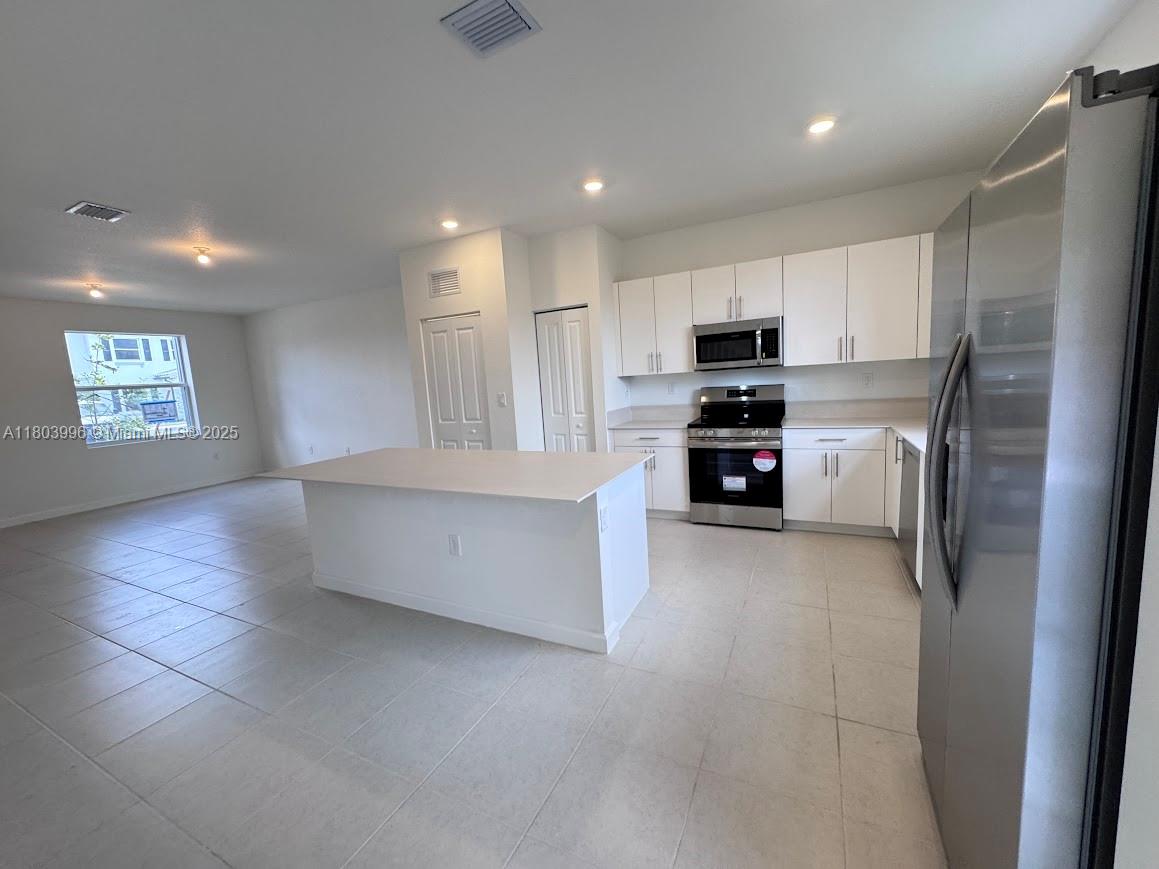 1182 Se Palm Terrace . Property Photo 8