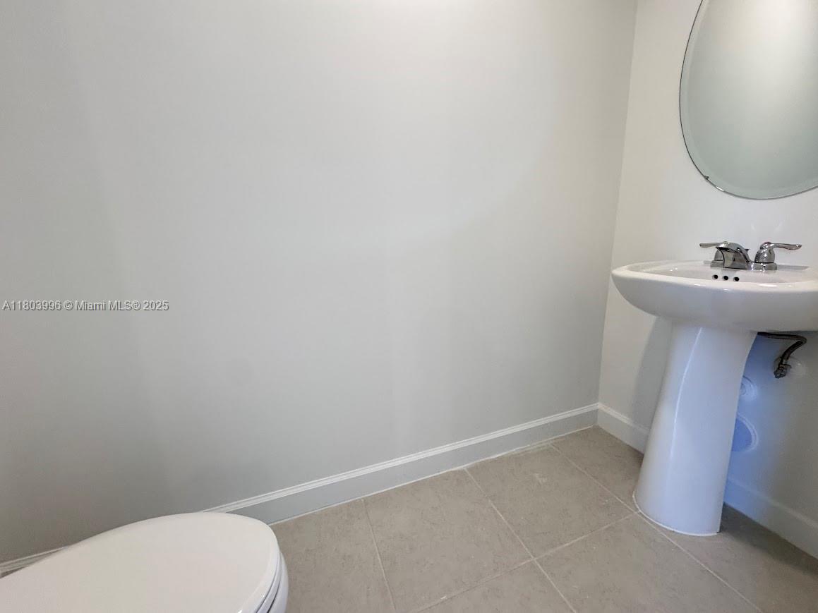 1182 Se Palm Terrace . Property Photo 9