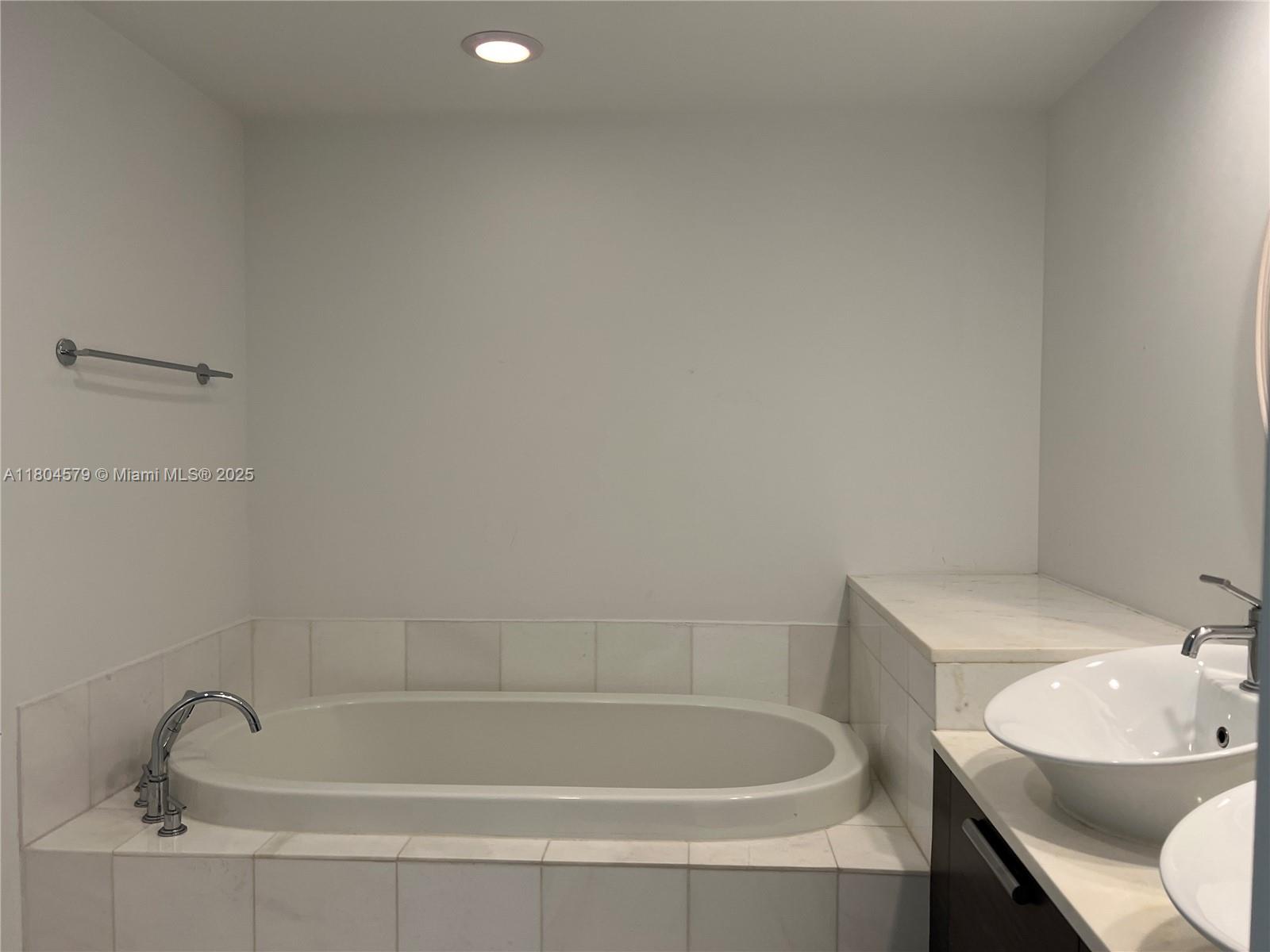 2950 Ne 188th St 444 Property Photo 13