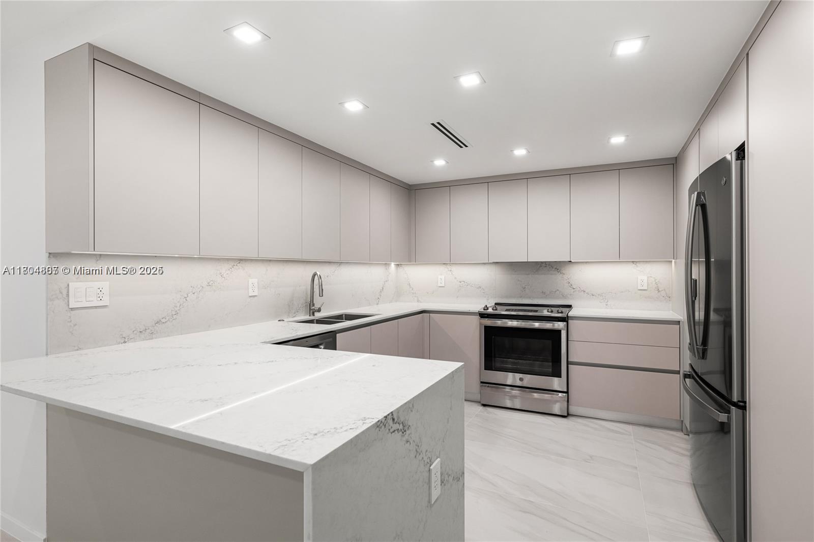 9801 Collins Ave 14V Property Photo 1